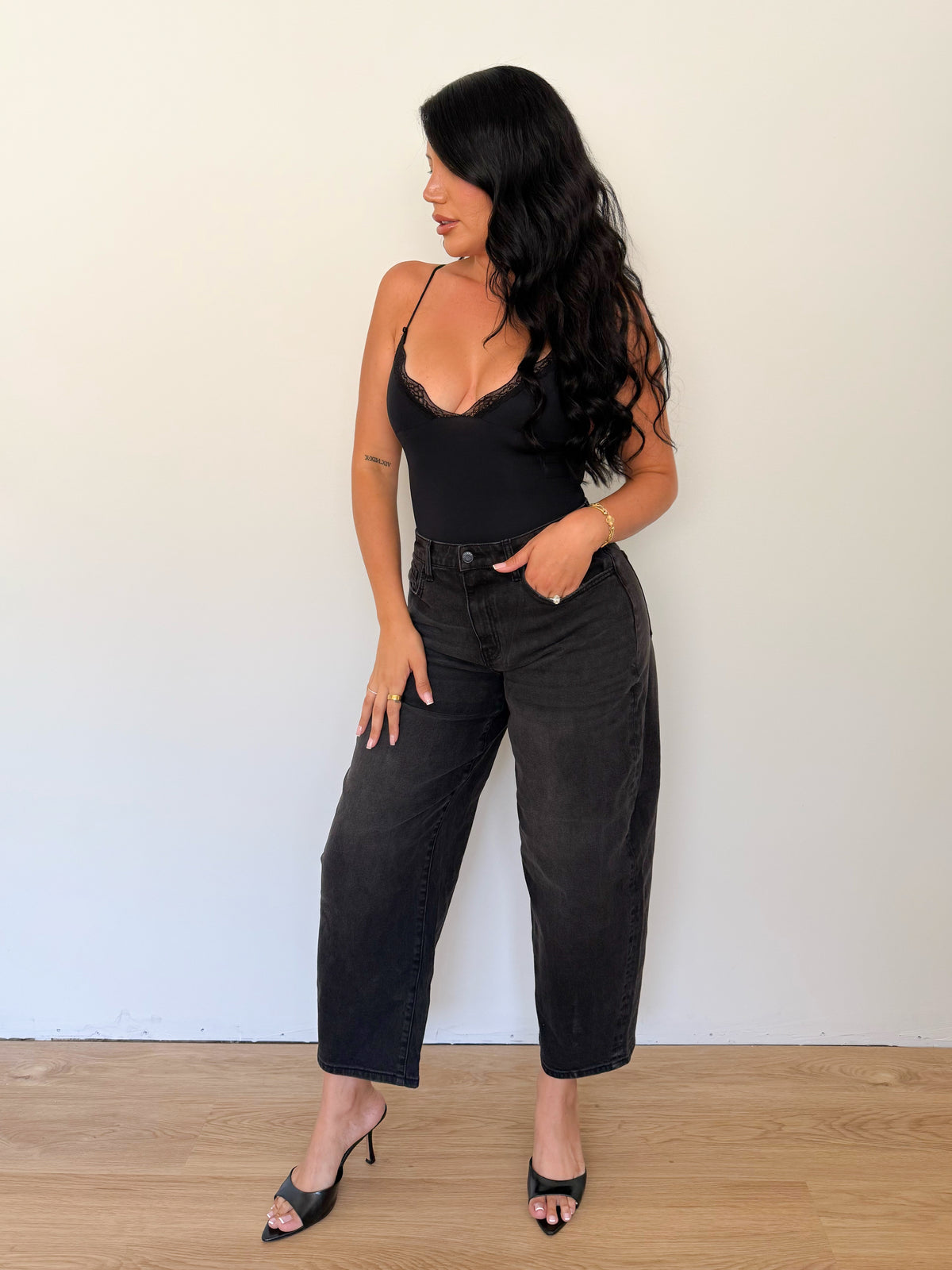 Alina Mid Waisted Barrel Jeans (Black)