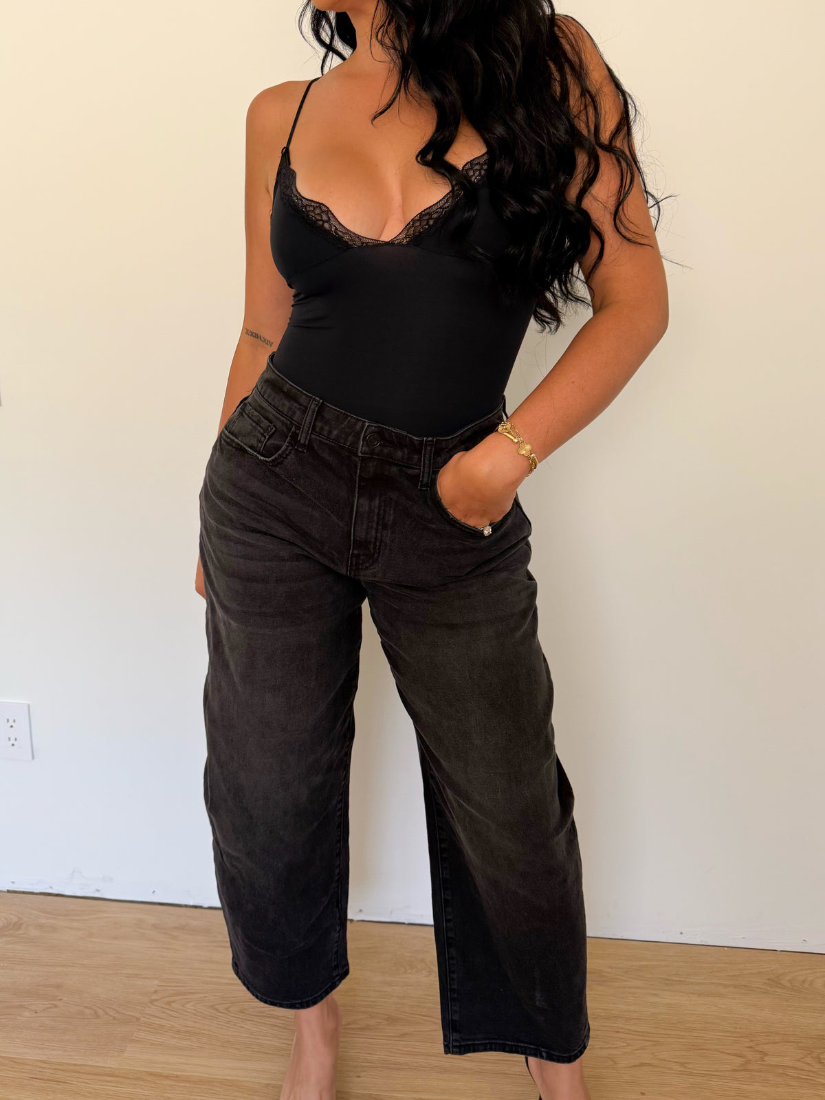 Alina Mid Waisted Barrel Jeans (Black)
