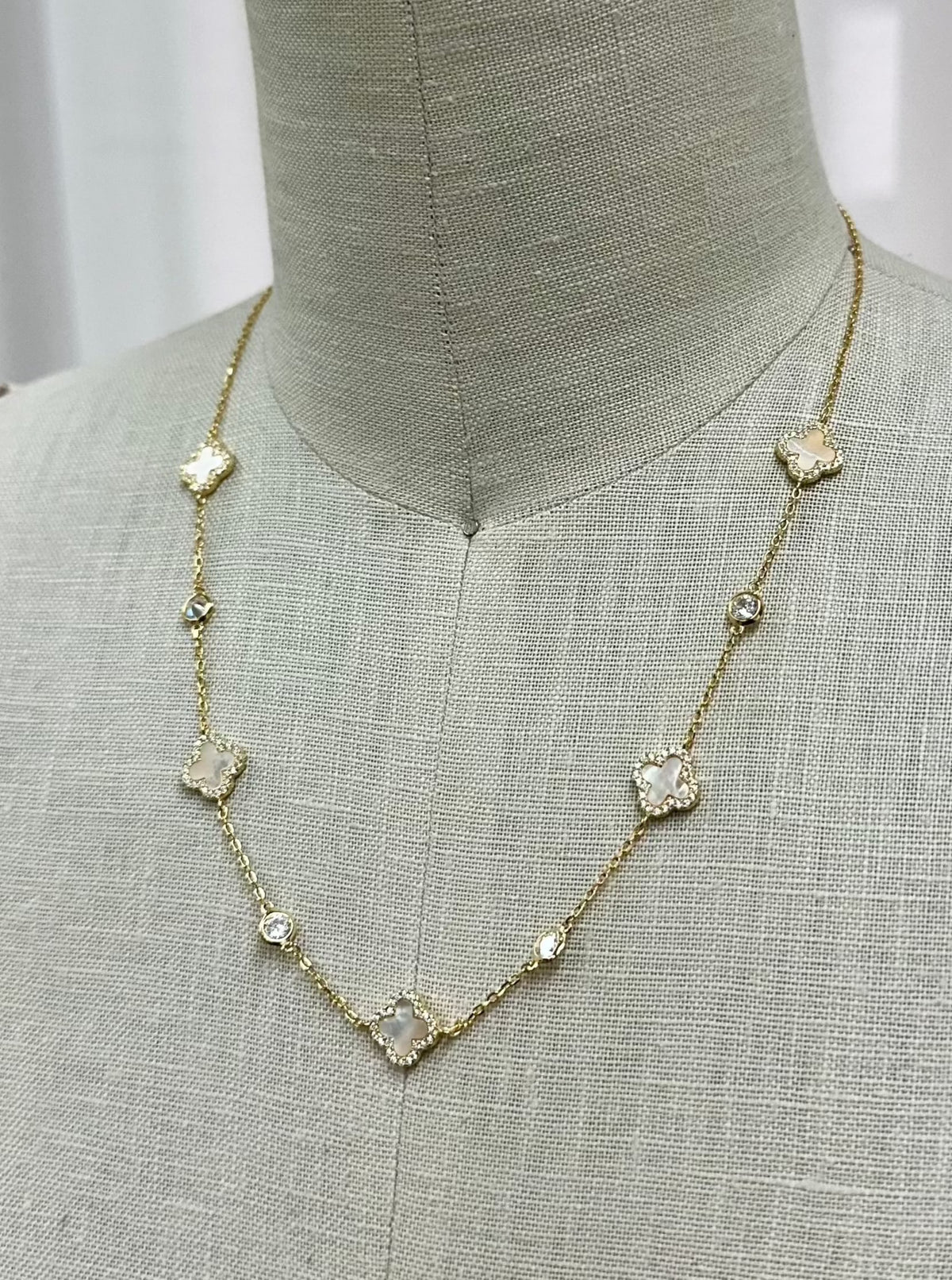 Jackie Clover Necklace (White/Gold)