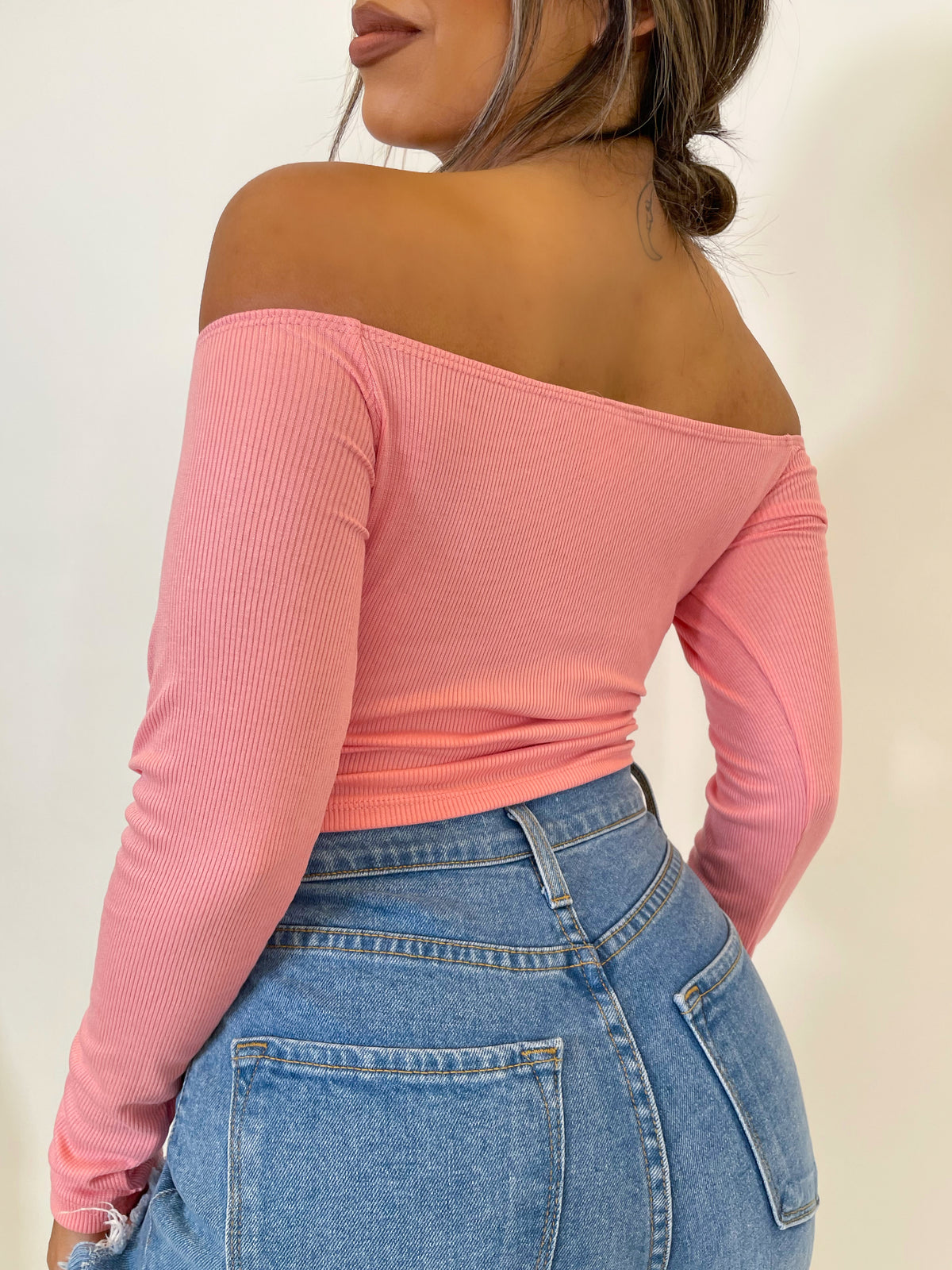pink crop top, long sleeve, off the shoulder, middle scrunch and tie, ribbed 