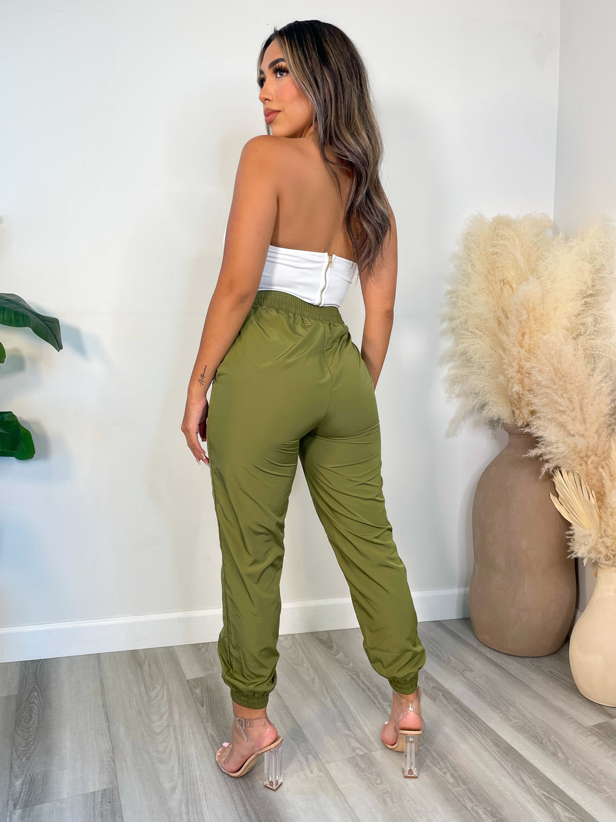 olive jogger, high waisted, elastic waistband, cuffed ankle, 2 front pockets