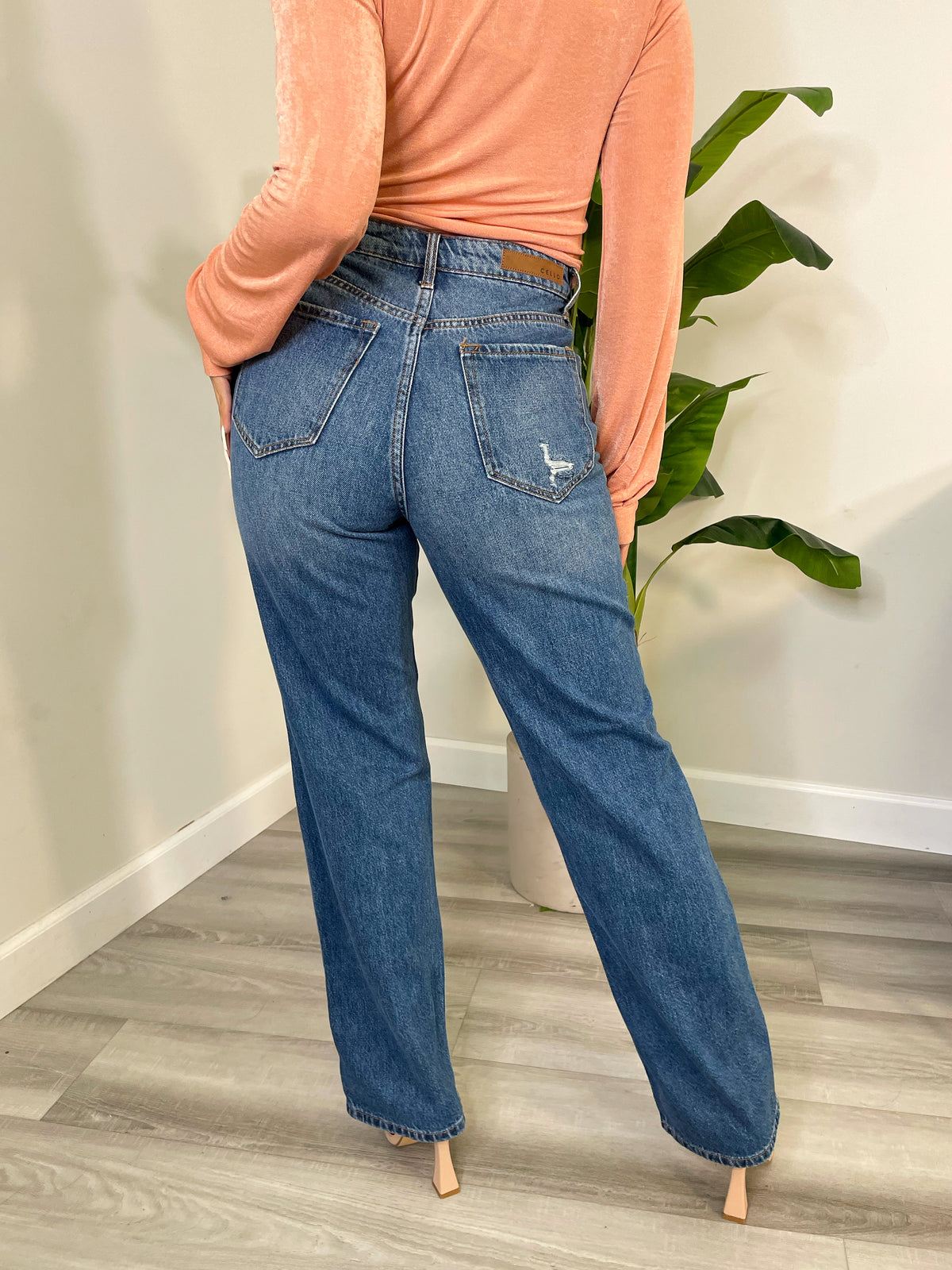   medium denim jeans, high rise, 2 front/back pockets