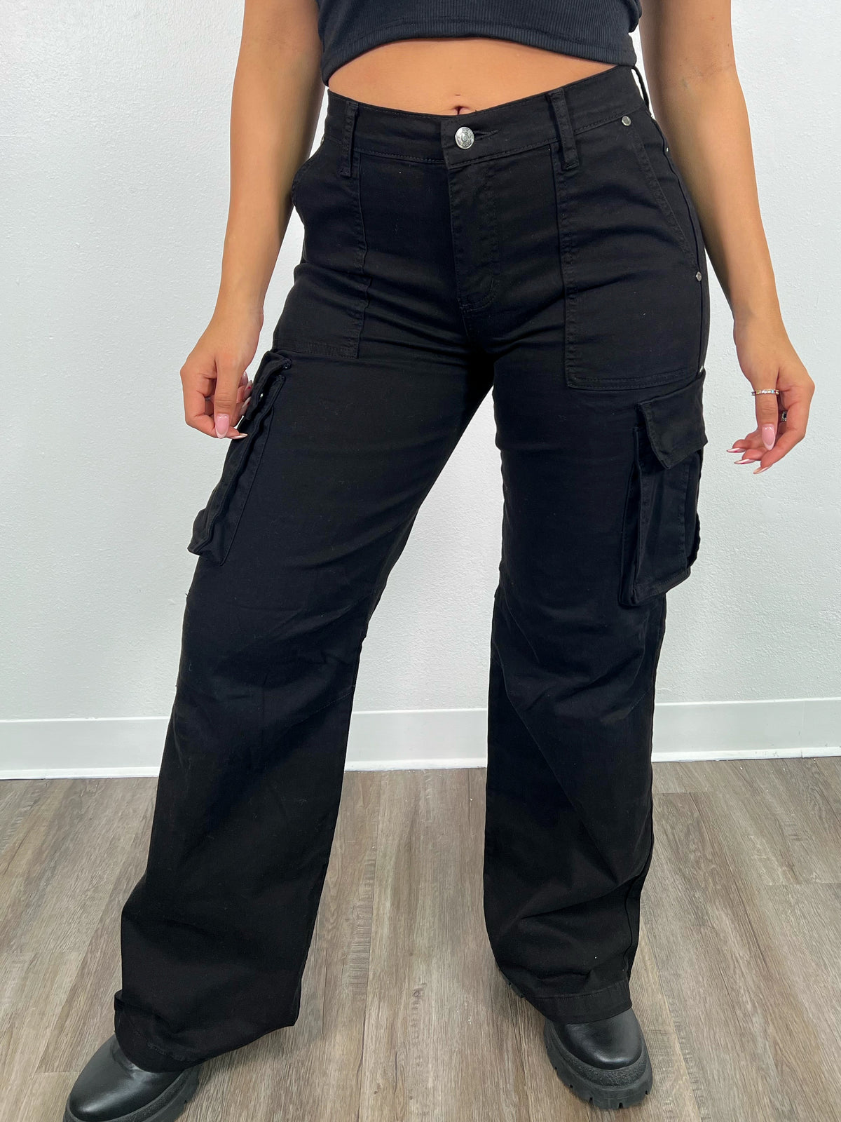tab tag et billede Match Chloe Cargo Pants (Black) - Laura's Boutique, Inc