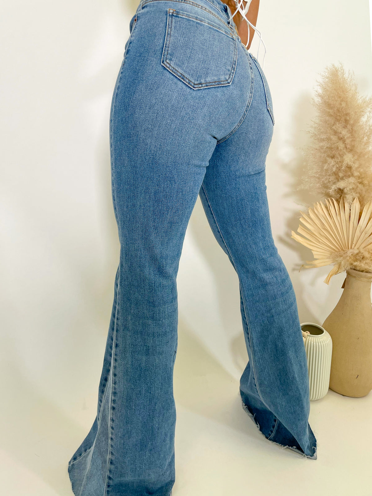 medium denim flared jeans, high rise, 2 front/back pockets, distressed hem