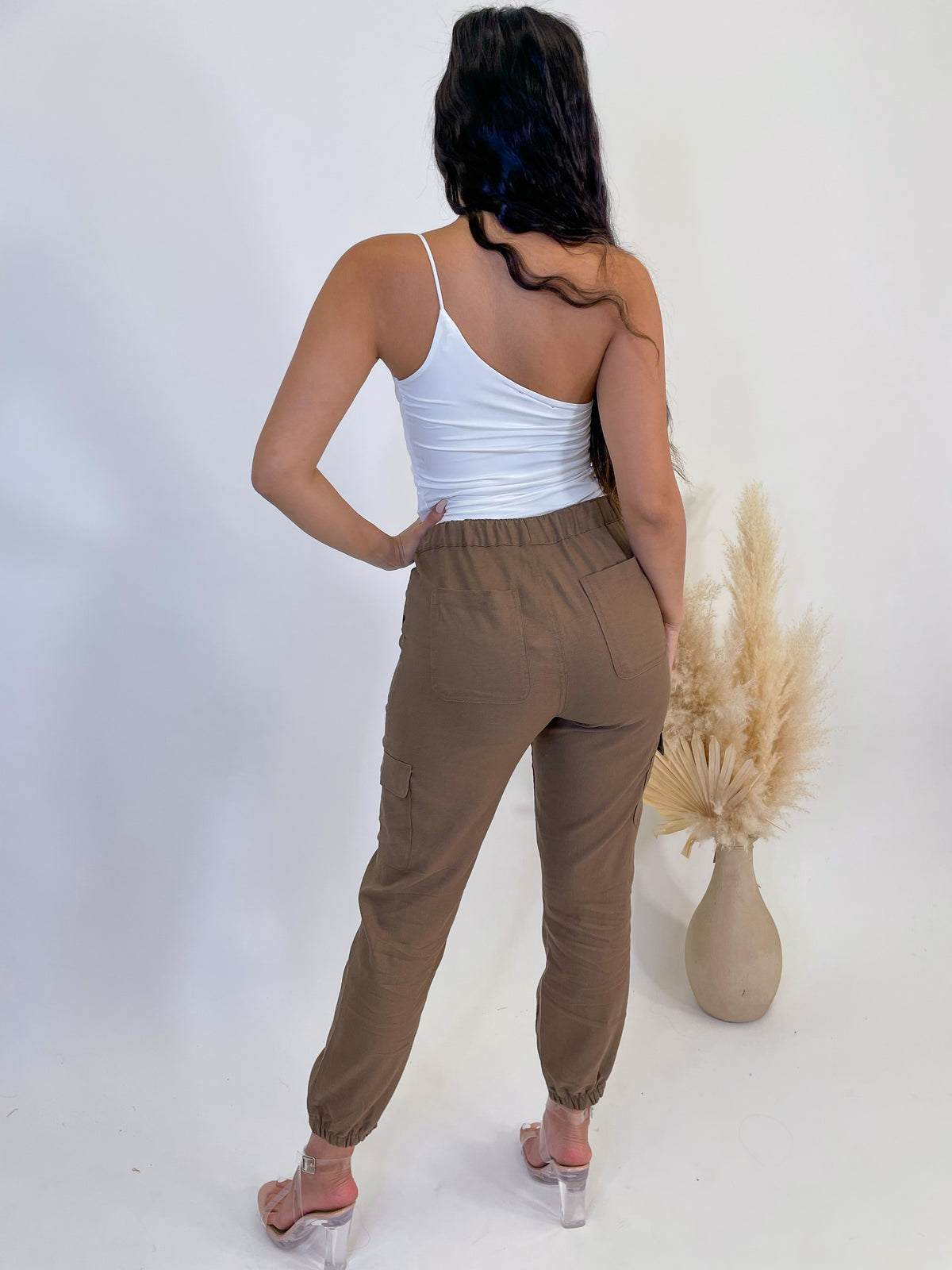  mocha linen jogger, 2 side leg utility flap pockets, waistband drawstring, cuffed ankle