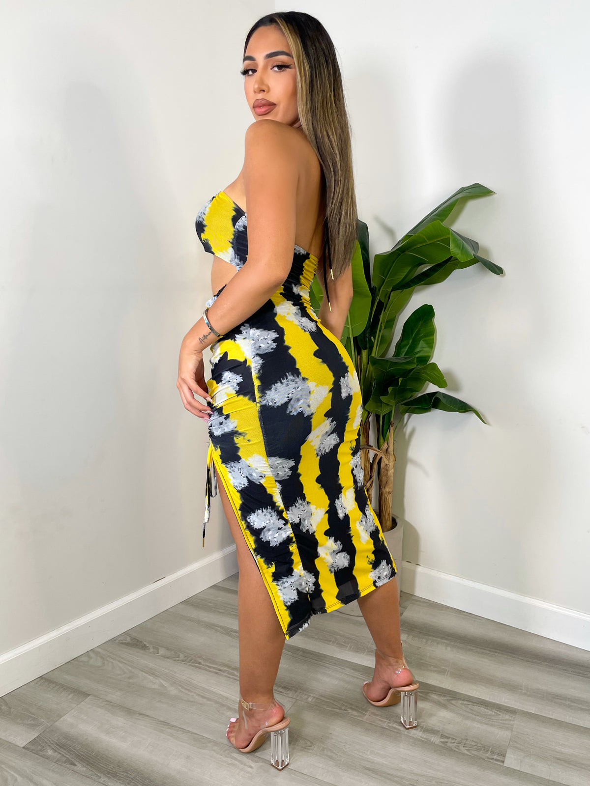 black/yellow dress, halter neck, middle cut out, bodycon, side slit, scrunch tie, mid calf length